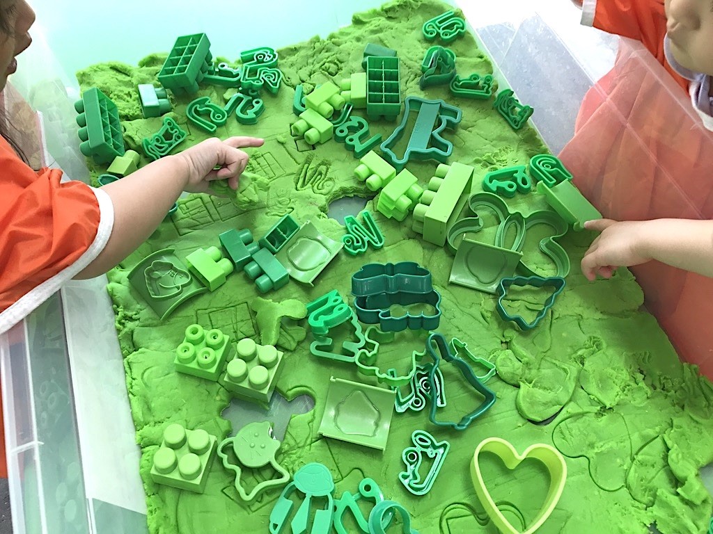  Sensory Play: Colours and Shapes 