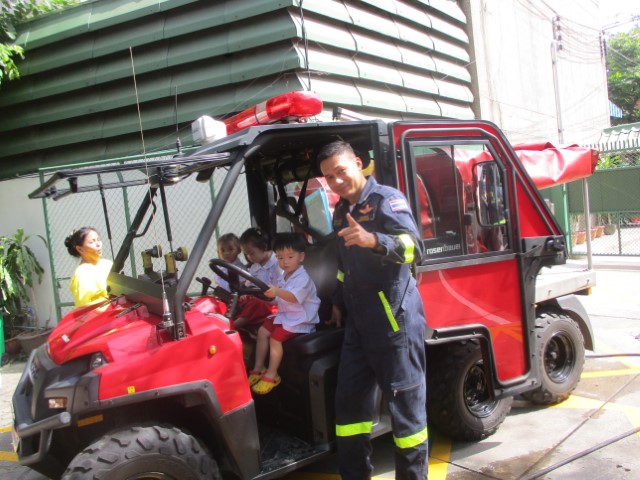  กิจกรรมฝึกซ้อมดับเพลิงและหนีไฟในโรงเรียน ชั้นเตรียมอนุบาล 