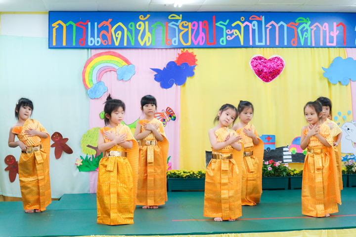  การแสดงรำไทย ชั้นอนุบาลปีที่ 2 