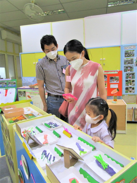  Parents visit the exhibition 