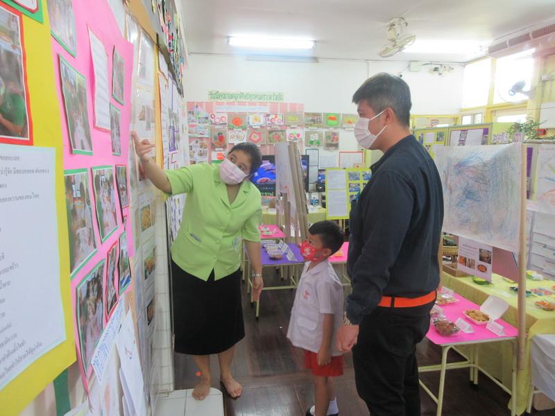  ผู้ปกครองเยี่ยมชมนิทรรศการ Project Approach เรื่อง ขนมไทย