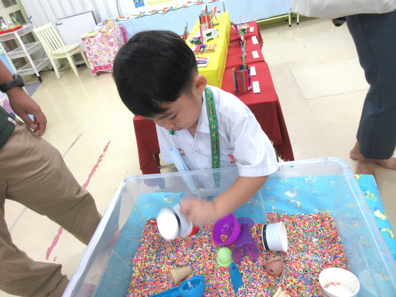  ผู้ปกครองเยี่ยมชมนิทรรศการ Project Approach เรื่อง ไอศกรีม